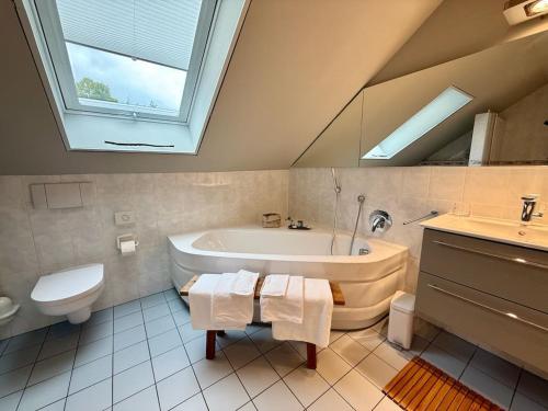 a bathroom with a tub and a toilet and a sink at Domizil am Festspielhaus in Bayreuth