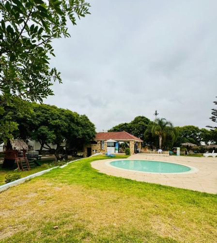 Πισίνα στο ή κοντά στο Maison à Cabonegro