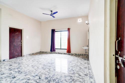an empty living room with a marble floor at Hotel O Oyasis.in in Nagpur