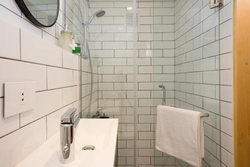 Bilik mandi di Boho Studios in Mar Mikhael