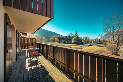 a balcony with a bench and a view at Hotel Base Camp Lodge - Albertville in Albertville