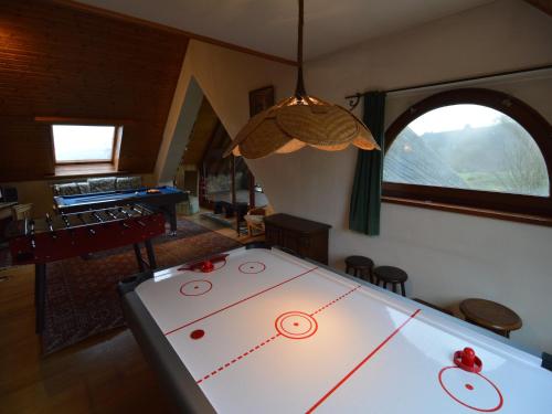 LierneuxにあるHillside Retreat with Pondのギャラリーの写真