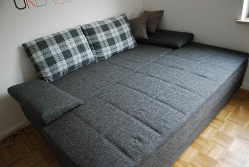 ein Sofa im Wohnzimmer mit Kissen drauf in der Unterkunft 1A Ferienwohnung Bamberg in Bamberg