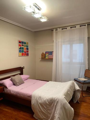 Postel nebo postele na pokoji v ubytování HomeOffice with Church Views