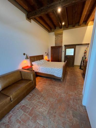 a bedroom with a bed and a couch at Locazione Turistica Le Selve in Saccolongo