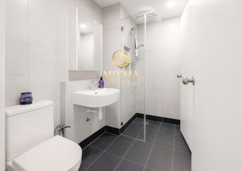 Ένα μπάνιο στο Seaview Pool 5pax Walk To Jesselton Pier by Mixma Suites