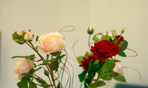 three vases filled with red and pink roses at Le rose di Mimmo Casa vacanze in Barcellona-Pozzo di Gotto