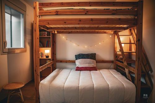 ein Schlafzimmer mit zwei Etagenbetten in einem Zimmer in der Unterkunft Le Méribel - Terrasse 83m2 - Vue Mont-Blanc in Sallanches