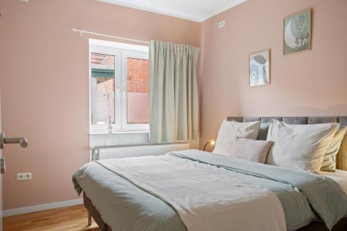 Ένα ή περισσότερα κρεβάτια σε δωμάτιο στο Aurora Sauna Suite, waar rust comfort en een vleugje luxe samenkomen