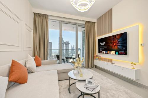 Luxury 2BR in Downtown 35th Floor 5 min walk Dubai Mall, Gym,Pool, 500mbps Wifi, Forte Tower
