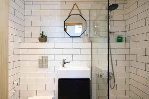 Bilik mandi di Boho Studios in Mar Mikhael