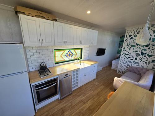 Gambar di galeri bagi Te Ahi Kaa Retreat tiny home 
