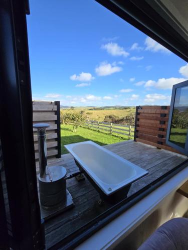 Gambar di galeri bagi Te Ahi Kaa Retreat tiny home 