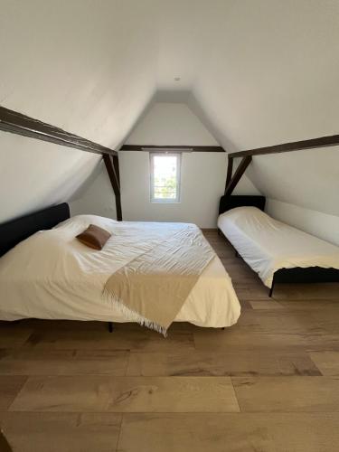 a bedroom with two beds in a tent at Maison cosy - salle de jeux, cinéma et jacuzzi in Ittenheim