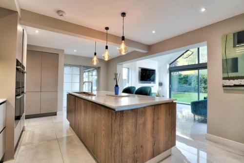 Μια τηλεόραση ή/και κέντρο ψυχαγωγίας στο Stunning large house in Green Dunmow