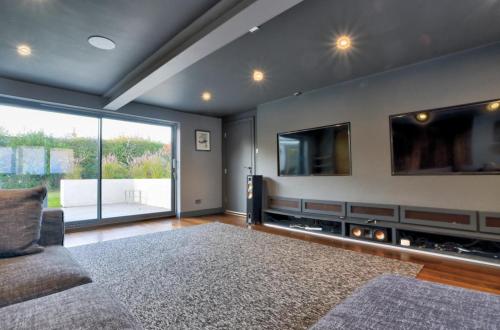 Μια τηλεόραση ή/και κέντρο ψυχαγωγίας στο Stunning large house in Green Dunmow
