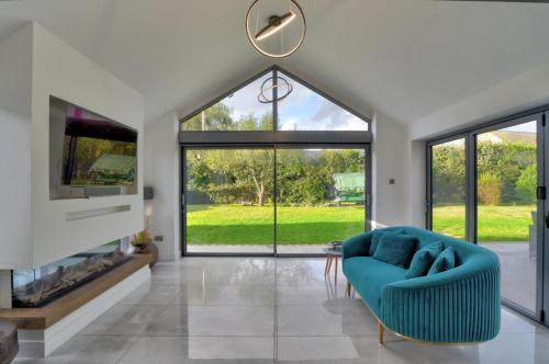 Μια τηλεόραση ή/και κέντρο ψυχαγωγίας στο Stunning large house in Green Dunmow