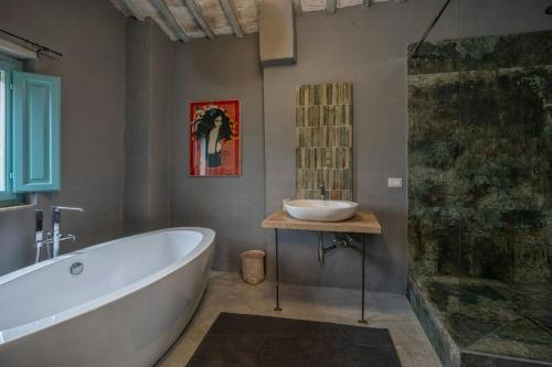 Ένα μπάνιο στο Historic Farmhouse With Loggia In Cortona