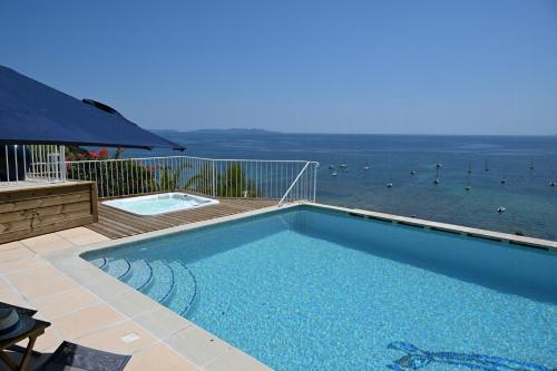 Seaside Villa With Panoramic Views In Les Îles D'or