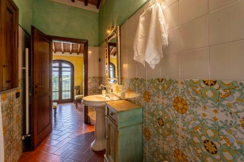 un baño con lavabo y espejo en Countryside Home With Pool Near Florence, en Castelfiorentino