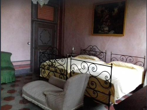 RobellaにあるCharming Castle Stay, Robellaのベッドルーム1室(ベッド1台、椅子1脚付)