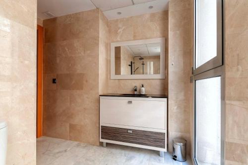 un baño con lavabo y espejo en Modern 3rd floor loft in Alicante, en Alicante