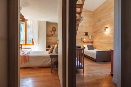 ein Schlafzimmer mit 2 Betten und einem Tisch in einem Zimmer in der Unterkunft Charming House In An Organic Wine Estate in Frontignan