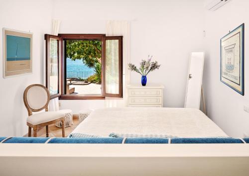 オルビアにあるVilla Libeccio Sul Marのベッドがあり海が見える寝室