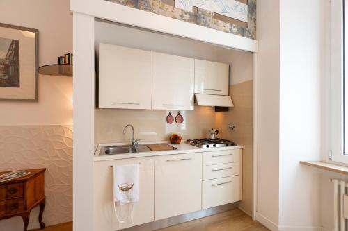 Η κουζίνα ή μικρή κουζίνα στο Clio Rome Suite 2 bedroom 2 bathroom apartment