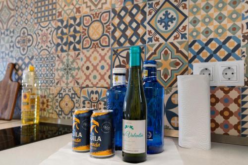 zwei Flaschen Wein auf einer Theke in einer Küche in der Unterkunft Cute Studio In The Sun in Puerto de la Cruz