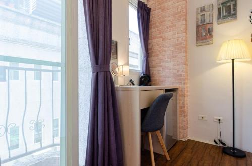 a room with a desk and a chair next to a window at Sweet B&B 幸福微甜民宿 in Jian