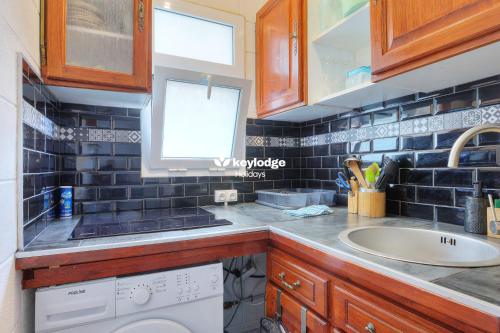 Kuchyň nebo kuchyňský kout v ubytování Kozy Corallines 35m2 - La Saline-les-Bains