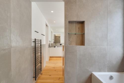 un bagno con una vasca bianca e un lavandino di Cascais Contemporary Villa by Cadenzalux a Cascais