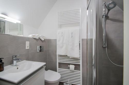 ユイストにあるGroeoen-Huusのシャワー、洗面台、トイレ付きのバスルーム