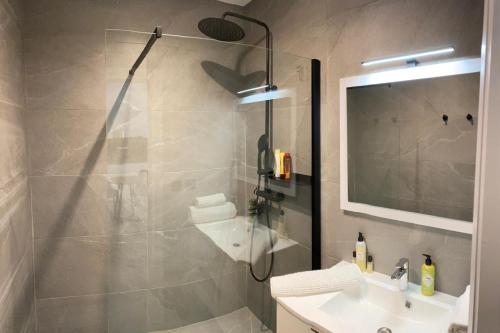BEAUTIFUL 1 - BR APARTMENT - Next To Rue Antibes