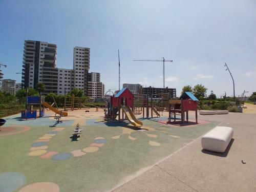 Zona de juegos infantil en Cozy Studio Vue sur Piscine à Ocean Park Zenata City Eco