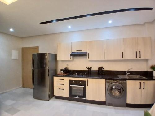 Una cocina o zona de cocina en Cozy Studio Vue sur Piscine à Ocean Park Zenata City Eco