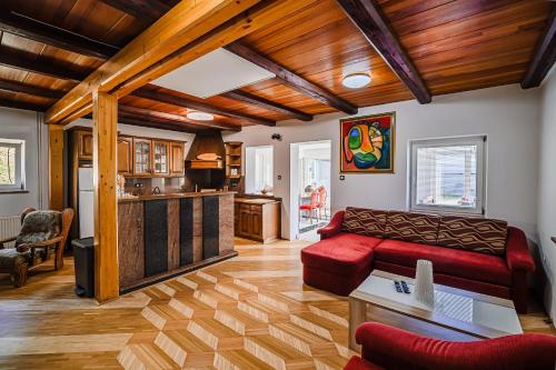 O zonă de relaxare la 4 Bedroom Villa with Heated Indoor Pool Jajo & Pajo