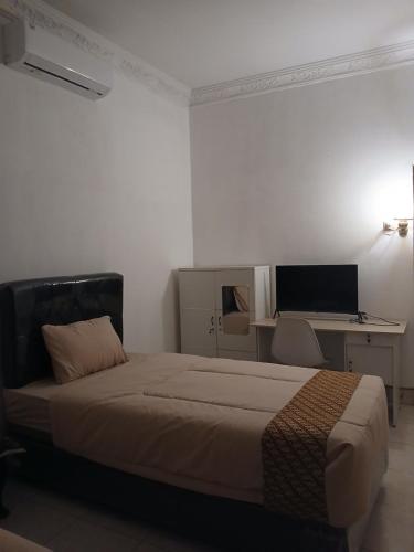 Μια τηλεόραση ή/και κέντρο ψυχαγωγίας στο Ndalem Surya Malioboro