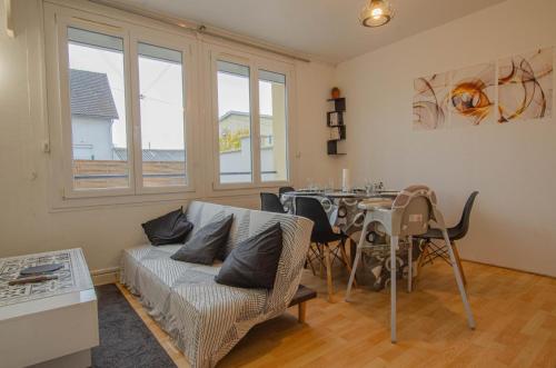 un soggiorno con un divano e un tavolo di Comme a la maison a Saint-Julien-les-Villas