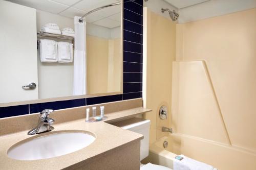 Ванная комната в Travelodge by Wyndham Edmonton West