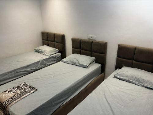 two beds in a small room with at Plage Mehdia, appartement with wifi in Plage de Mehdia