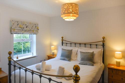 une chambre avec un lit avec des draps blancs et une fenêtre dans l'établissement 3 Bed in Mumbles oc-hh386, à Mumbles