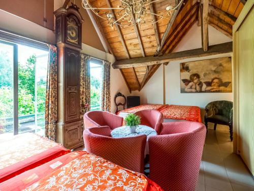 a room with two beds and a table and chairs at Oud-Rekem Heritage Hideaway in Uikhoven