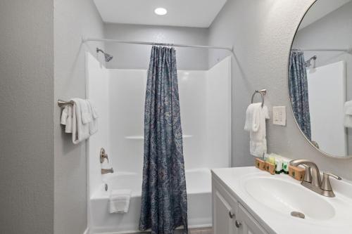 a bathroom with a sink and a mirror at Gum Tree 3 with Wintergreen Advantage in Wintergreen
