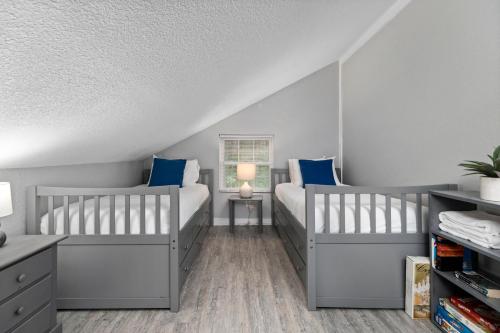 two twin beds in a bedroom with blue walls at Gum Tree 3 with Wintergreen Advantage in Wintergreen