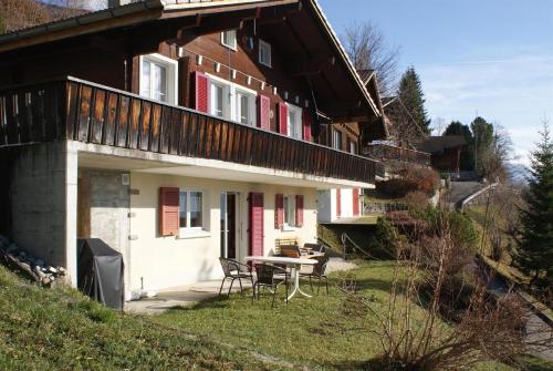 a house with a table and chairs in front of it at Abigrot in Hasliberg Wasserwendi