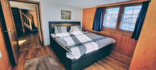 a bedroom with a bed in a room at Gemütliche Und Geräumige Ferienwohnung in Nesslau