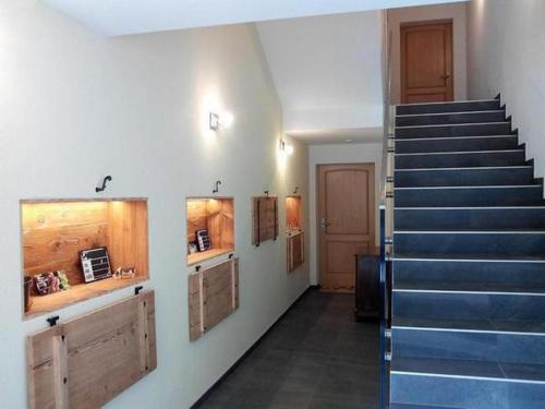 un pasillo con escalera y escalera en Studio In Renoviertes Bauernhaus 3 Pers, en Chardonne