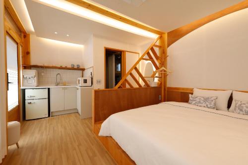 Una cocina o zona de cocina en Hanok stay Mokhyang